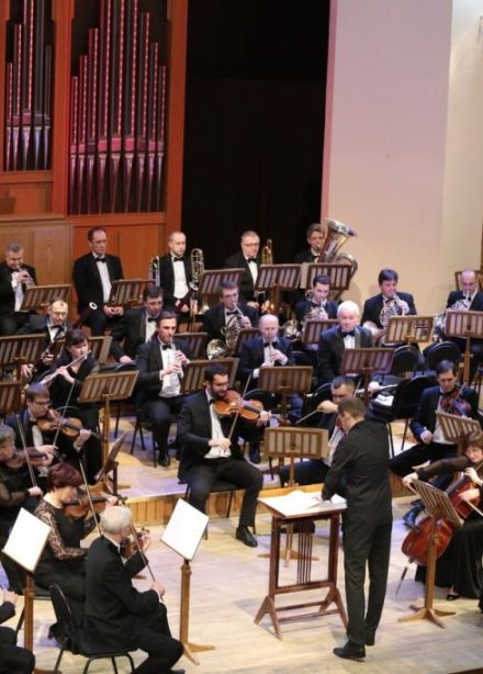 Кубанский симфонический оркестр. Солист — Александр Тростянский